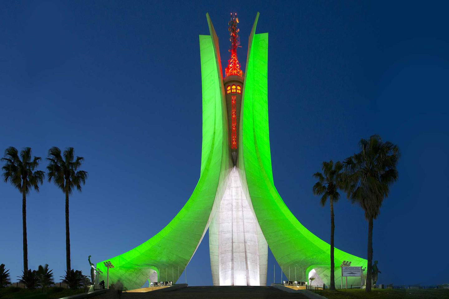 Luminaire LED moderne installé sur un poteau d'éclairage public